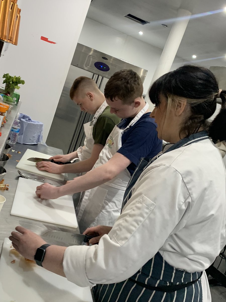 WestsChefsAcad's tweet photo. Nacho average Tuesday! 🇲🇽 Westmuir’s top chefs were cooking up a storm in the @Hub_Internation training kitchen today with loaded #chillinachos and guacamole 🥑 yum! https://t.co/t4VE9FsGZH