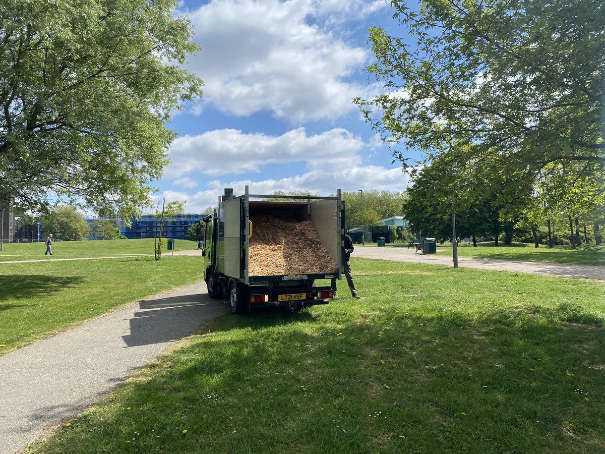 Heybournepark's tweet photo. #GrahamePark πͺ΄ππ³#Communitygardening We got a truckload of wood chips for our #communityplot(s) last Thursday! Thank you @glendaleuk! #HeybournePark #NW9 #Colindale #Barnet https://t.co/ZQ6w0Nrc5k