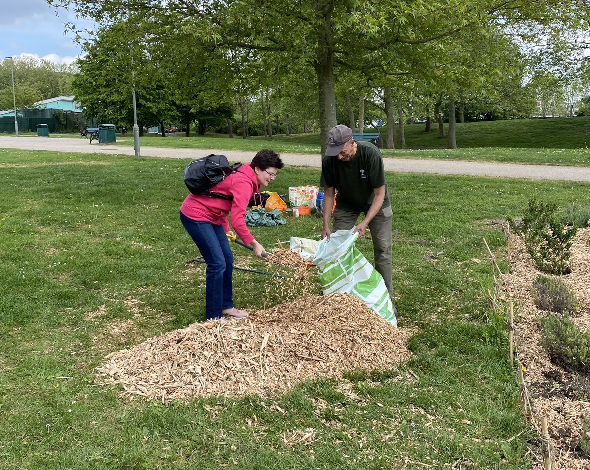 Heybournepark's tweet photo. #GrahamePark πͺ΄ππ³#Communitygardening We got a truckload of wood chips for our #communityplot(s) last Thursday! Thank you @glendaleuk! #HeybournePark #NW9 #Colindale #Barnet https://t.co/ZQ6w0Nrc5k