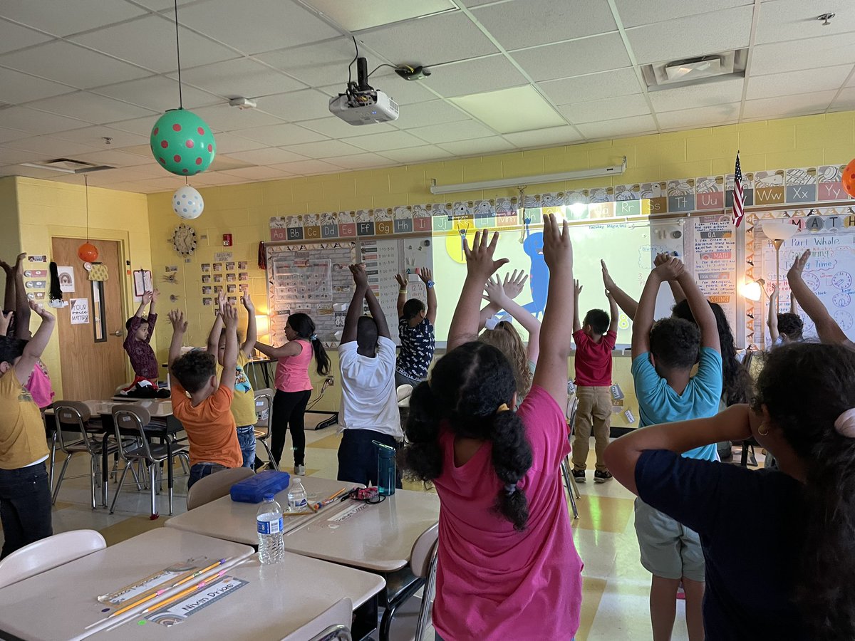 ThomasEdisonES's tweet photo. Ms. Pincheon's class stretching their bodies out to a salamander yoga for Tune-In To You Tuesday!!! @MNPS_kidshealth #MNPSWellnessWeek2022 #EdisonElementary #MNPSWellnessWeek2022 #tuneintoyoutuesday https://t.co/fNQ8zaOHCH