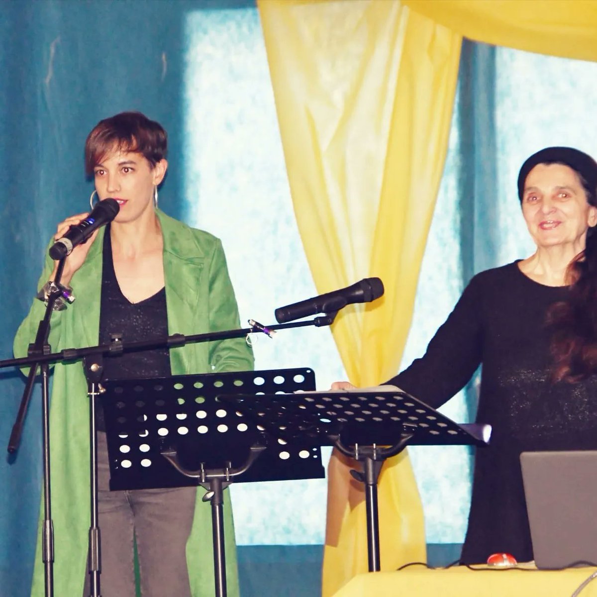 bplinyola's tweet photo. Tot descobrint la poesia de Felícia Fuster amb @BlancaLlumVidal, Tònia Passola i Laura Pastor per convidar a gaudir-la. @AnyFFuster @AjLinyola @bibliotequeslle @bibliotequescat https://t.co/TOZrnCPDZW
