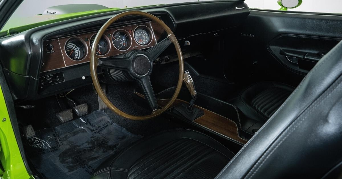 FastLaneSTL's tweet photo. Check out this amazing 440 #Cuda with 4-speed pistol grip and Track Pack, finished in #SublimeGreen!

Tap for details 👉 https://t.co/UmUjMFnYAq https://t.co/th02ZTD9h9