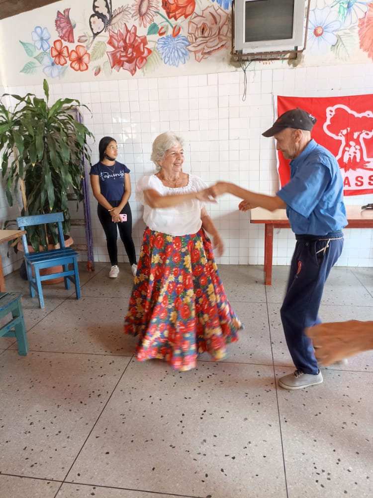 salainass's tweet photo. En el CSSR San Francisco de Asís Clarines, se realizó bailes culturales en honor a las madres, gracias al grupo de Danzas Clarines y las florecitas del campo que deleitaron a nuestras adultas mayores al ritmo del joropo  tradicional. #YoSoyINASS #NegritudRebelde @NicolasMaduro https://t.co/CgykI24NWc