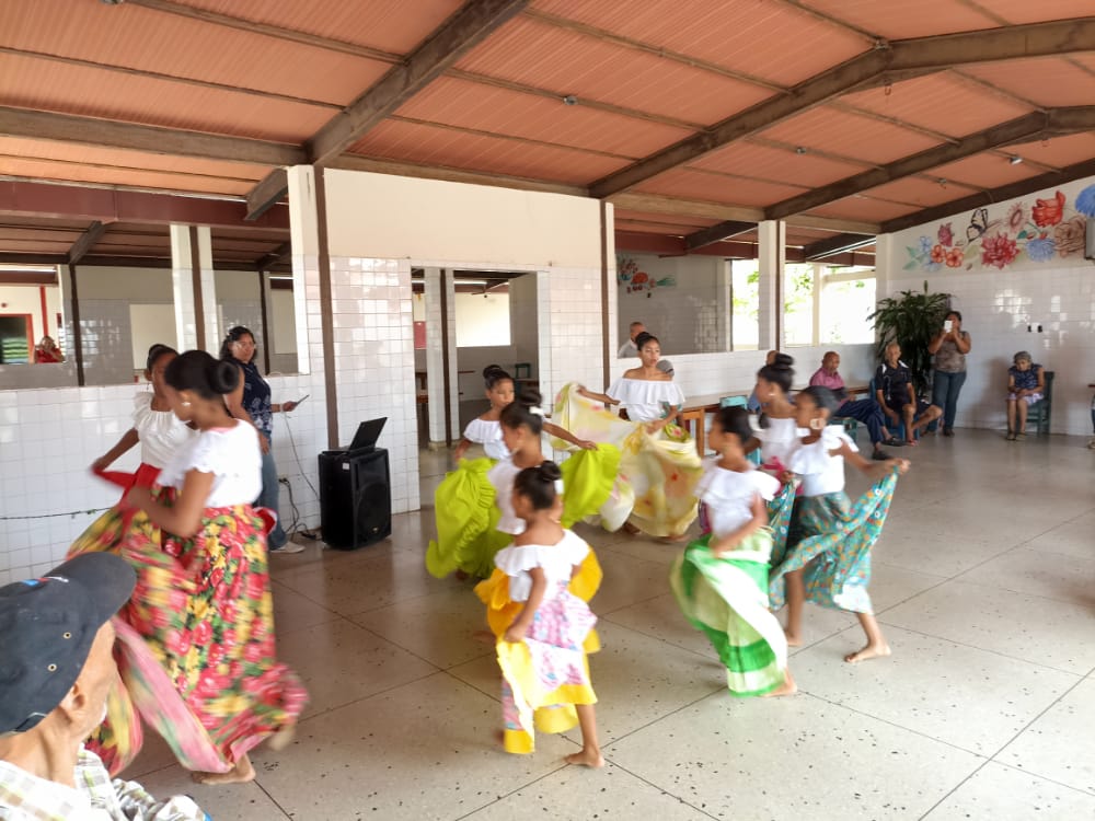 salainass's tweet photo. En el CSSR San Francisco de Asís Clarines, se realizó bailes culturales en honor a las madres, gracias al grupo de Danzas Clarines y las florecitas del campo que deleitaron a nuestras adultas mayores al ritmo del joropo  tradicional. #YoSoyINASS #NegritudRebelde @NicolasMaduro https://t.co/CgykI24NWc