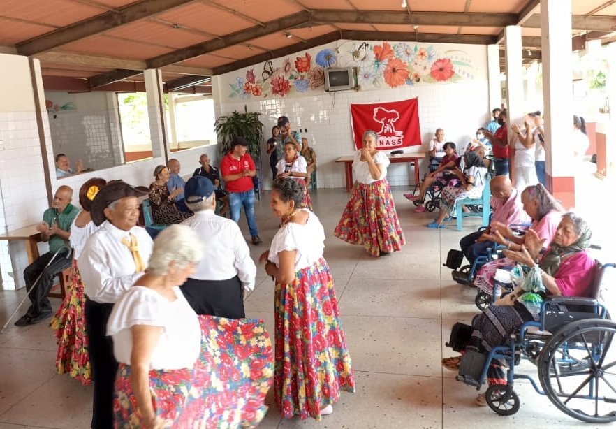 salainass's tweet photo. En el CSSR San Francisco de Asís Clarines, se realizó bailes culturales en honor a las madres, gracias al grupo de Danzas Clarines y las florecitas del campo que deleitaron a nuestras adultas mayores al ritmo del joropo  tradicional. #YoSoyINASS #NegritudRebelde @NicolasMaduro https://t.co/CgykI24NWc