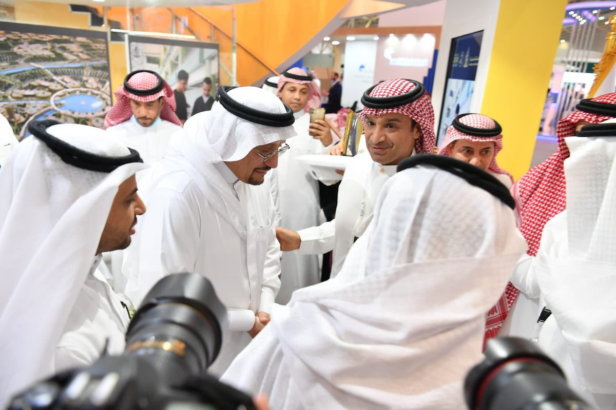 JazanUniversity's tweet photo. #وزير_التعليم: 
جامعة جازان نجحت في استثمار جناحها بمعرض التعليم بتنظيم حلقات النقاش.
#نستثمر_تميزنا..
#المؤتمر_والمعرض_الدولي_للتعليم.

التفاصيل في عاجل| https://t.co/pj7lKmYSNy https://t.co/IXNX0iouaA