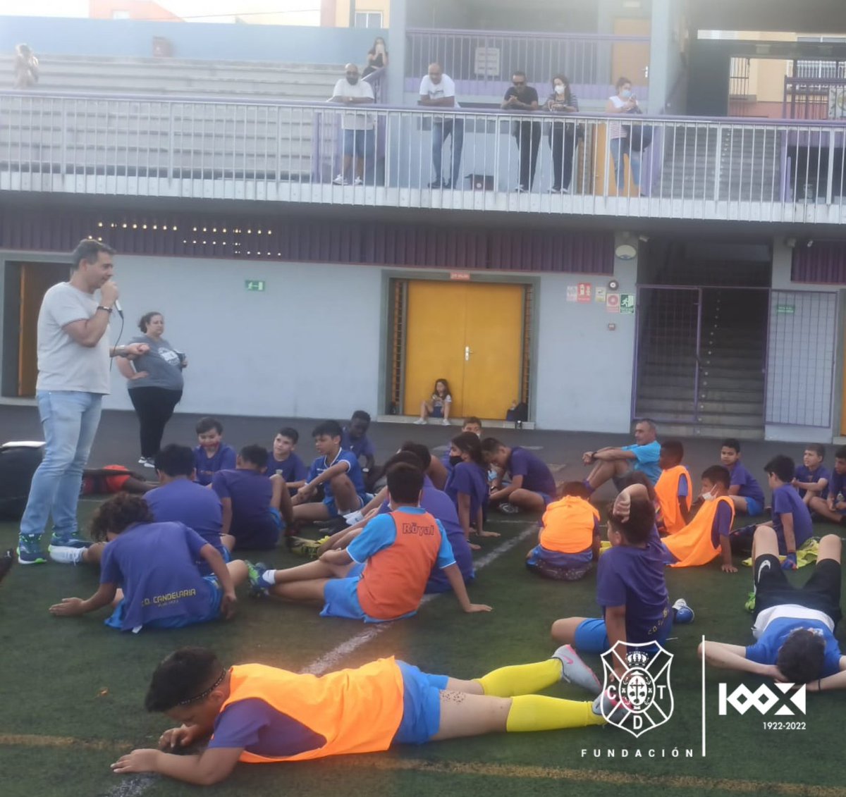 CDTFundacion's tweet photo. 🔵Tras una semana de descanso, la actividad del Proyecto "#FairPlay, la utopía posible"🤝 se retomó con la base ⚽️ del @CDCandelaria52 👏, que recibió con los brazo abiertos a @PrezLima y a este proyecto que estará el lunes 16 con el @esmugran y el martes 24 en @aytotijarafe 👏 https://t.co/UZPGTEpCEl