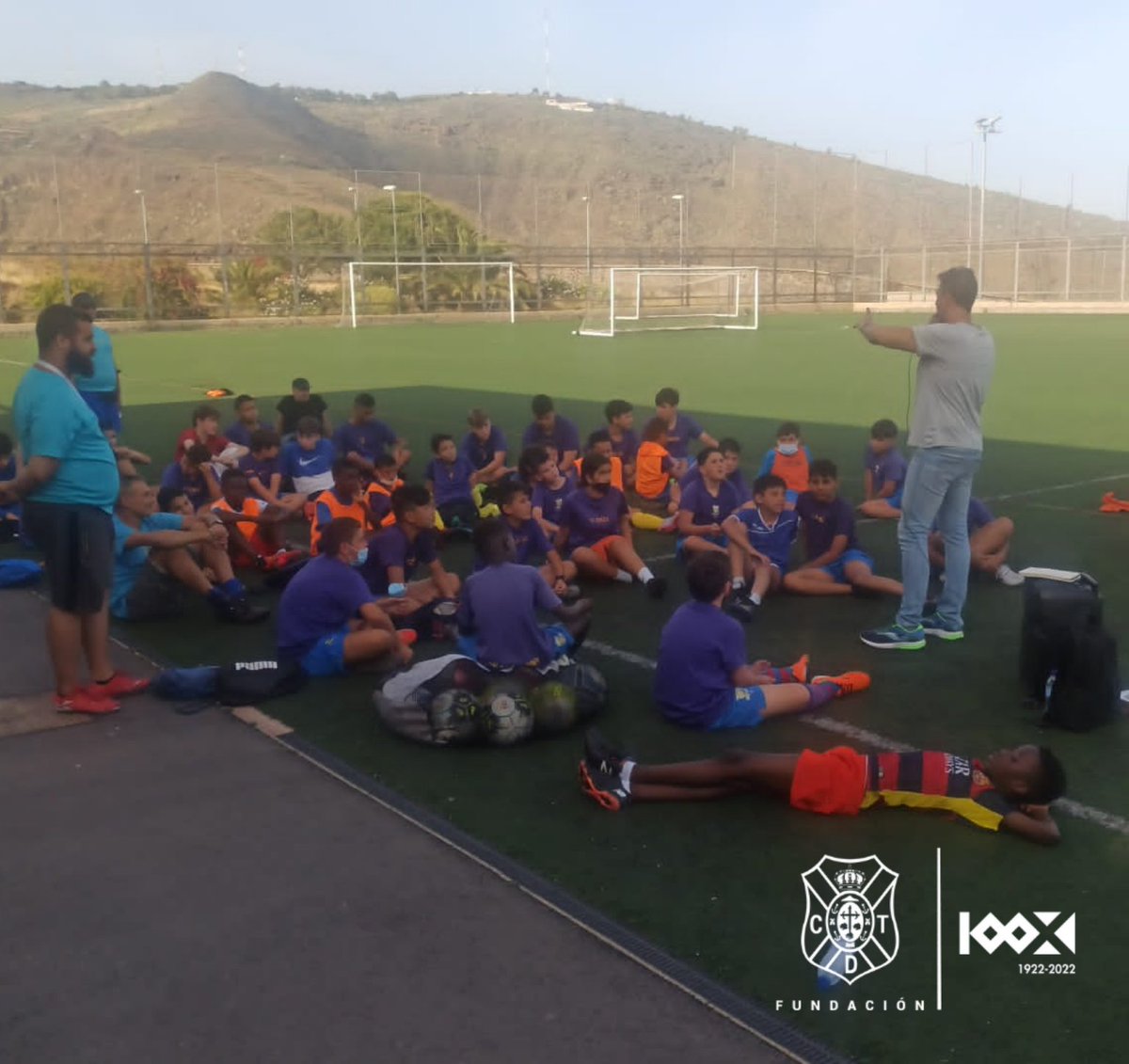 CDTFundacion's tweet photo. 🔵Tras una semana de descanso, la actividad del Proyecto "#FairPlay, la utopía posible"🤝 se retomó con la base ⚽️ del @CDCandelaria52 👏, que recibió con los brazo abiertos a @PrezLima y a este proyecto que estará el lunes 16 con el @esmugran y el martes 24 en @aytotijarafe 👏 https://t.co/UZPGTEpCEl