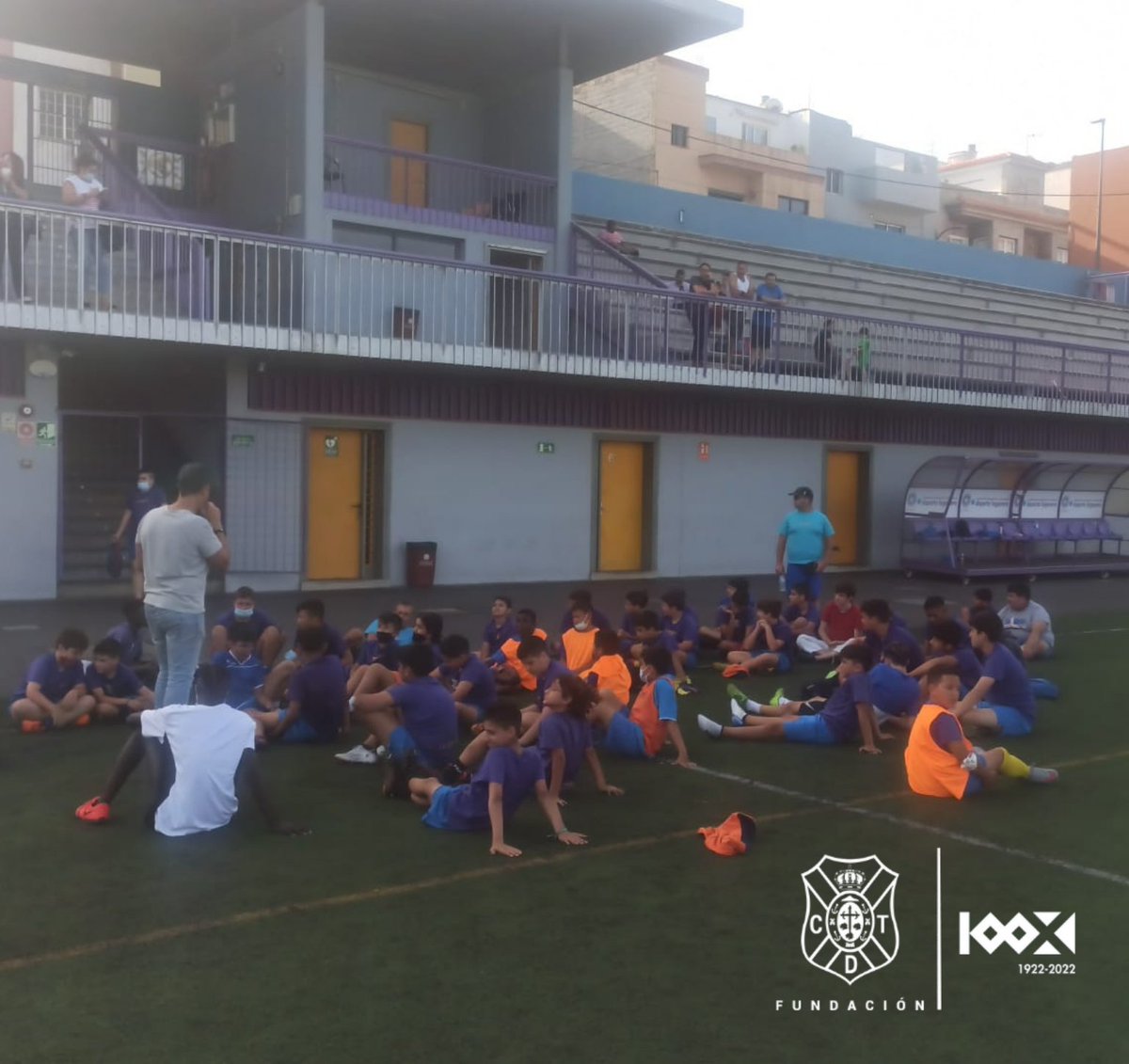 CDTFundacion's tweet photo. 🔵Tras una semana de descanso, la actividad del Proyecto "#FairPlay, la utopía posible"🤝 se retomó con la base ⚽️ del @CDCandelaria52 👏, que recibió con los brazo abiertos a @PrezLima y a este proyecto que estará el lunes 16 con el @esmugran y el martes 24 en @aytotijarafe 👏 https://t.co/UZPGTEpCEl