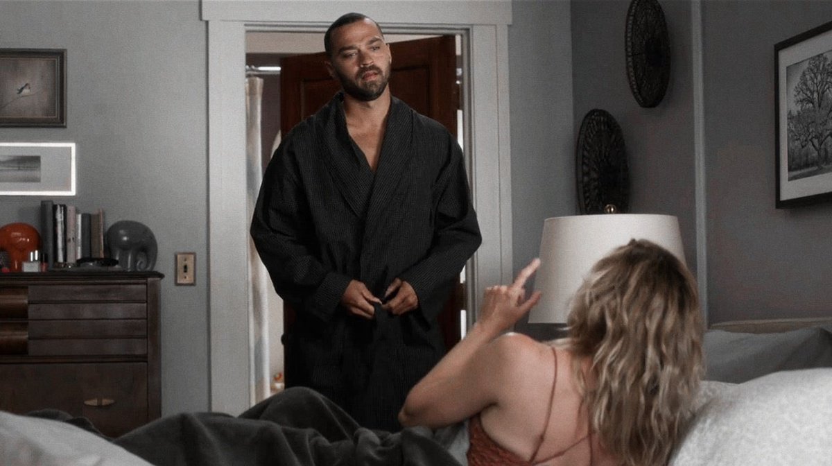 swiftsmer's tweet photo. ellen pompeo at jesse williams play https://t.co/EeI0j8lMrQ