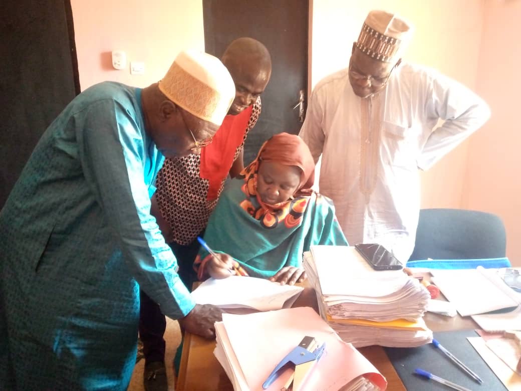 PPedagogique's tweet photo. Les équipes @PPedagogique Cameroun étaient sur le terrain pour collecter les données. En image, un maître des parents (la dame) remplit le questionnaire sous le regard bienveillant du maire de Mayo Oulo (en bleu) et de l'enquêteur de terrain du PARI Pédagogique. https://t.co/YZRLLMHAcb
