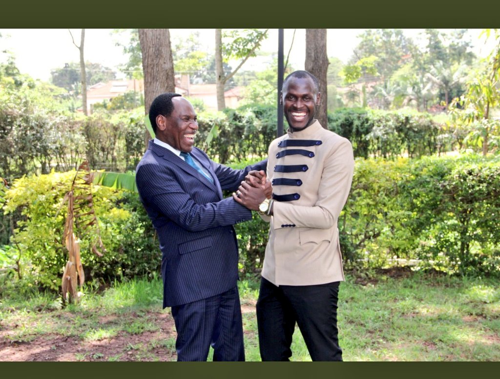 cbs_ke's tweet photo. I have never seen King Kaka exhilarated this way. Without an iota of doubt I know @RabbitTheKing must have heard from our MCSK CEO Dr Ezekiel Mutua of the great vision and clear ways to make Kenyan artistes great. We need such a leader who knows the way and he leads it. https://t.co/UPgmyIRfgU