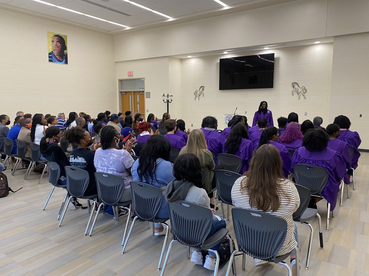 DrBrandonRoss's tweet photo. Congratulations to our @rvhs @RichlandTwoAVID students who received their @AVID4College stoles today‼️

Congratulations @maggiecgamble and @RidgeView_2022 AVID students 💜 https://t.co/TA8sDAmv4J