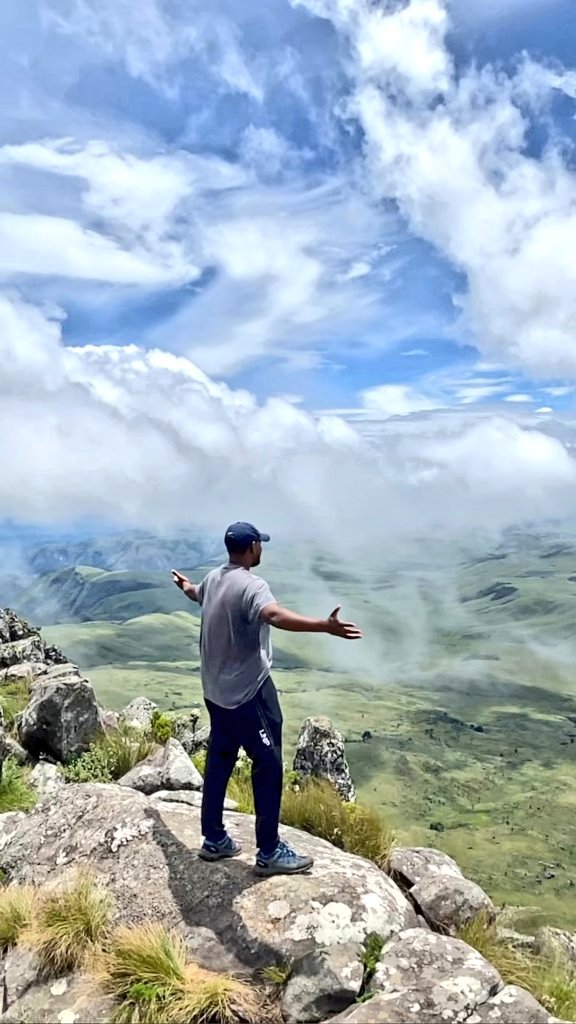 Sarutheone's tweet photo. @AndaMvalo Amazing, next stop I will introduce you to the #HiddenEscapes in my backyard ๐ฟ๐ผ
#ThisisBvumbaBaby
#ThisisNyangaBaby
#ExploringHondeValley
#DiscoveringChimanimani
#TheSmokeThatThunders https://t.co/c8iQO1hB3n