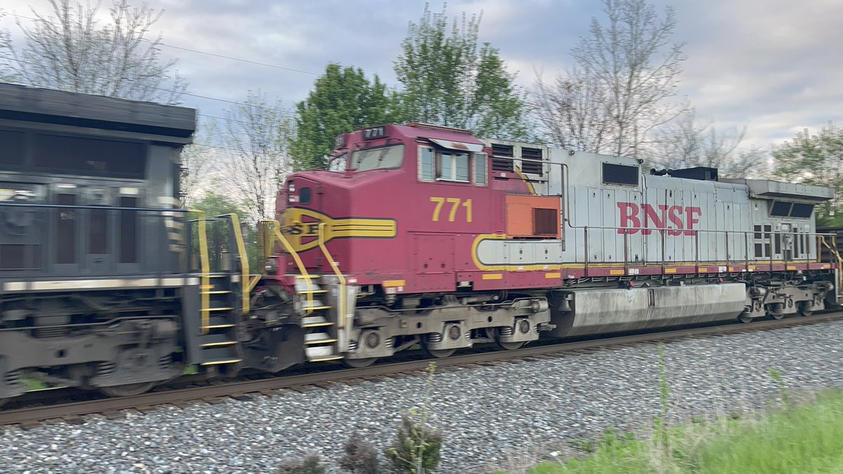 buckeye_and's tweet photo. 🤔 A @BNSFRailway “Fakebonnett” plus an SD70ACC on NS 179 (Bellevue, OH - Birmingham, AL) 5/7/22 in @CityofFairborn crappy cell phone shots but didn’t have time to set up. #railfan #railroad #freightmovement #trainspotting #fairbornohio #norfolksouthern #BNSFRailway https://t.co/0W2W3l578r