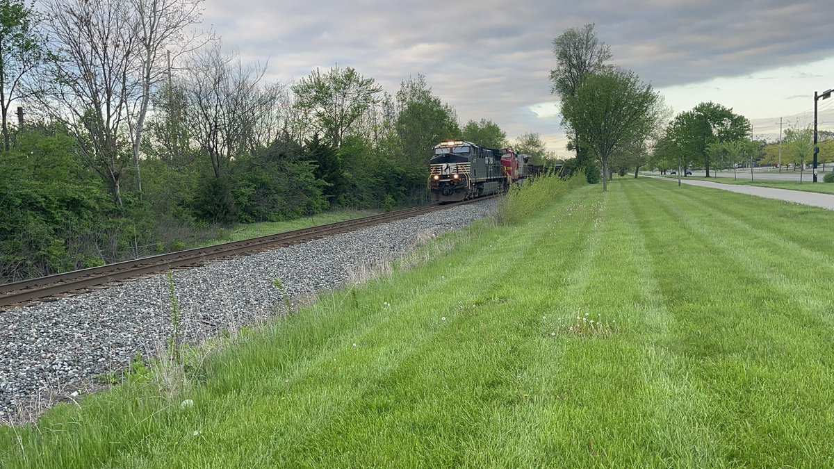 buckeye_and's tweet photo. 🤔 A @BNSFRailway “Fakebonnett” plus an SD70ACC on NS 179 (Bellevue, OH - Birmingham, AL) 5/7/22 in @CityofFairborn crappy cell phone shots but didn’t have time to set up. #railfan #railroad #freightmovement #trainspotting #fairbornohio #norfolksouthern #BNSFRailway https://t.co/0W2W3l578r