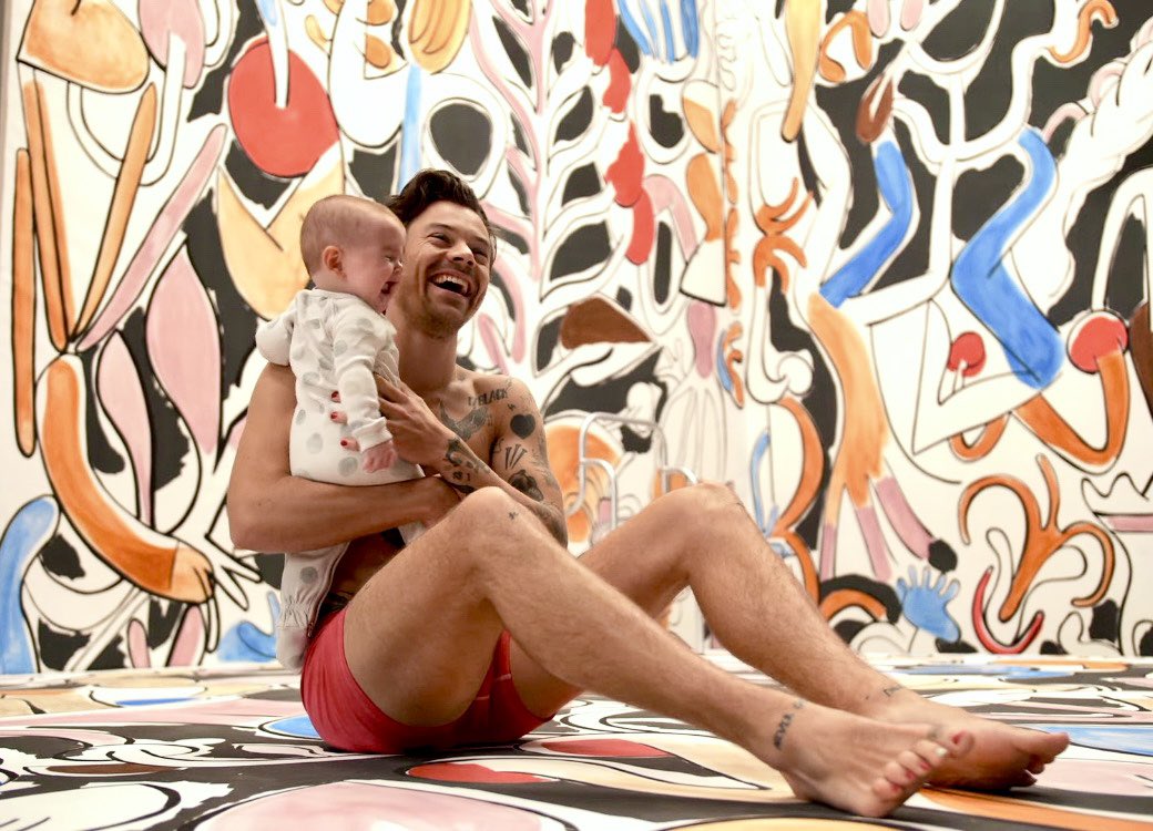 TheHarryNews's tweet photo. Harry and baby Georgie behind the scenes of #AsItWas https://t.co/mqRGVaIUxe