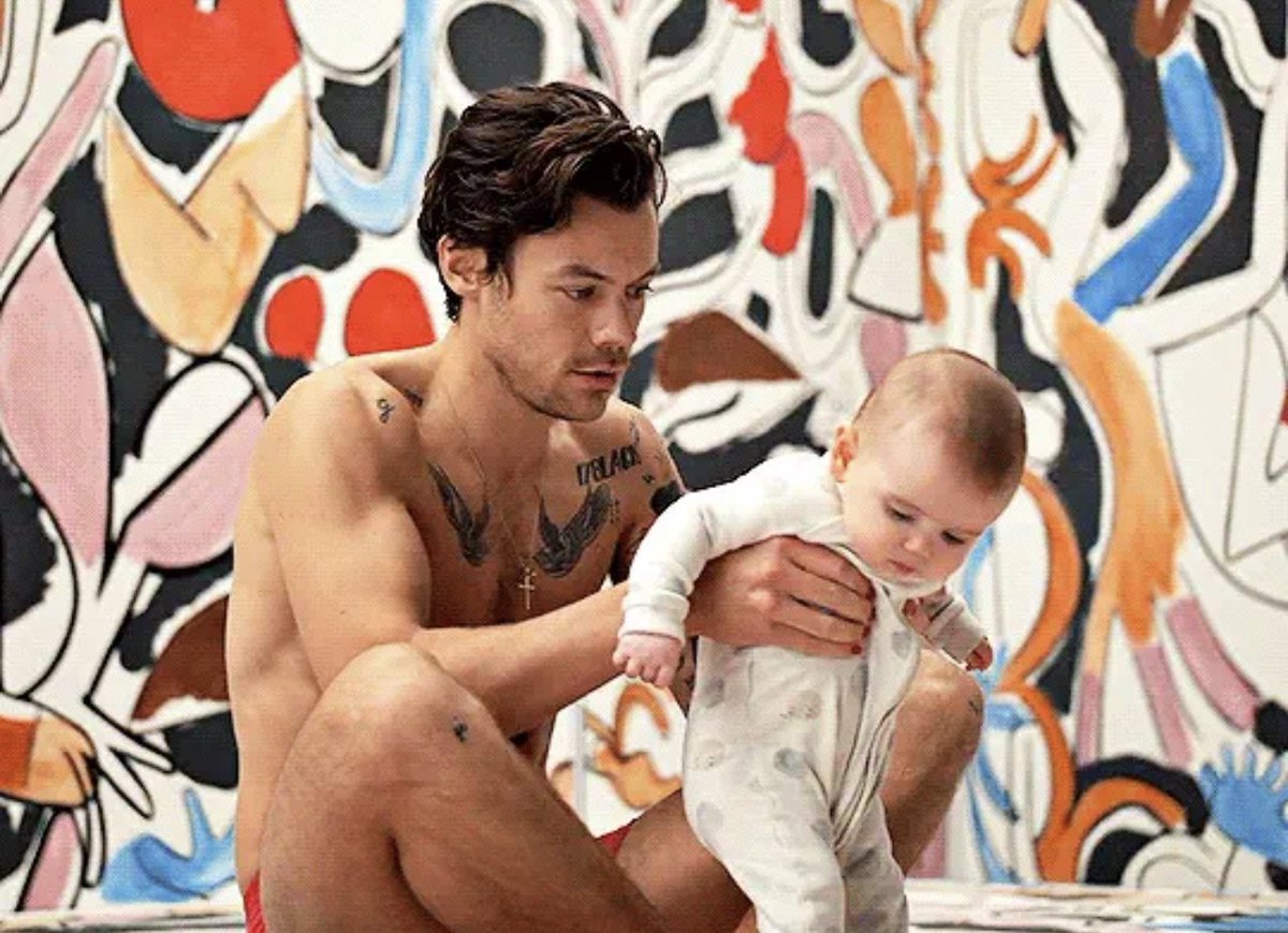TheHarryNews's tweet photo. Harry and baby Georgie behind the scenes of #AsItWas https://t.co/mqRGVaIUxe