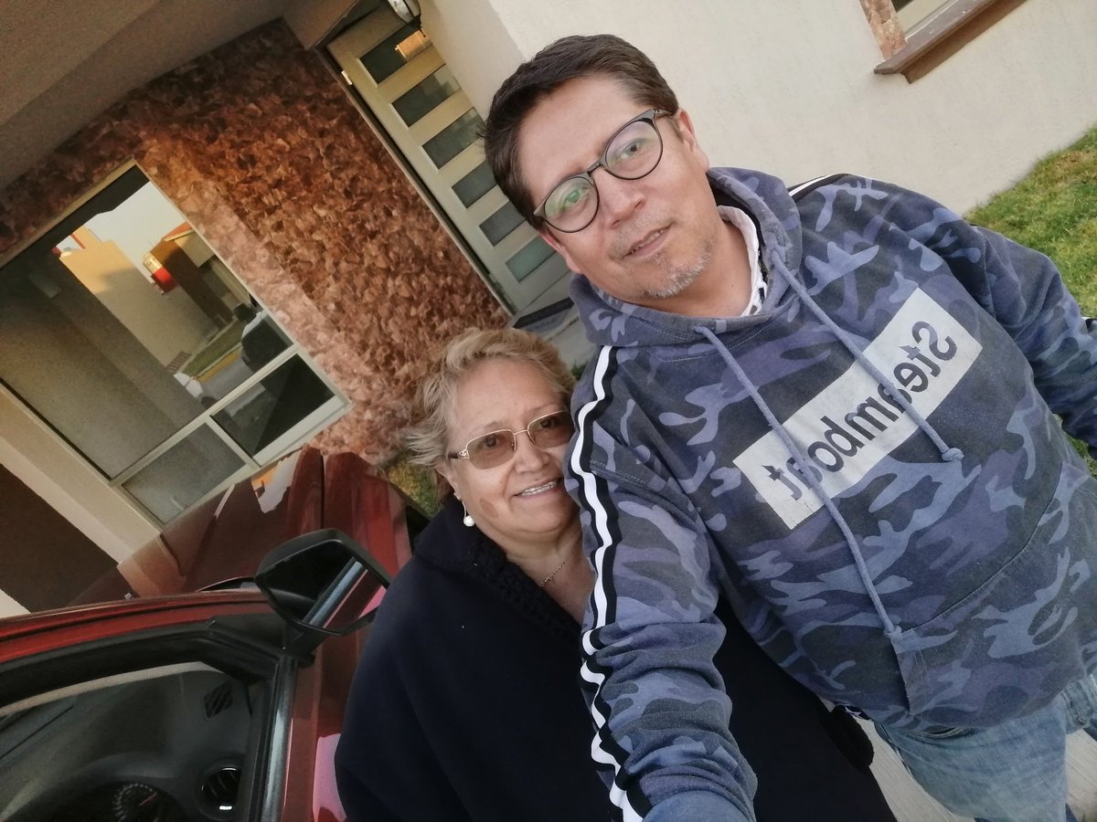 TonyDionisio's tweet photo. Ella me enseñó a ser feliz sin importar las circunstancias. Me enseñó a ser adulto, a ser libre, a encontrar mi propia voz y defenderla, aunque no siempre estuviera de acuerdo. Ella me enseñó la ternura. De ella aprendí la paz. Es un absoluto privilegio ser su hijo. 🥳🌺🥂 https://t.co/B3E0g0ctBT