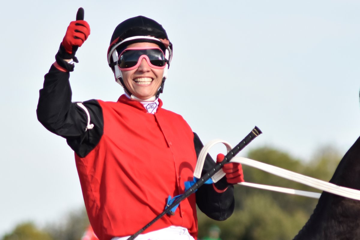 HipodromoDol's tweet photo. Milagros Giuliano también ganó el día de la GRAN FINAL del Desafío Interprovincial de #jocketas en el #hipodromodolores
Corrió y ganó la única Oficial Computable de la tarde con un caballo de su tío💪
¡Felicitaciones Mily! - Jocketa egresada de la Escuela de #Jockeys, La Plata https://t.co/uHvPfqzl4I