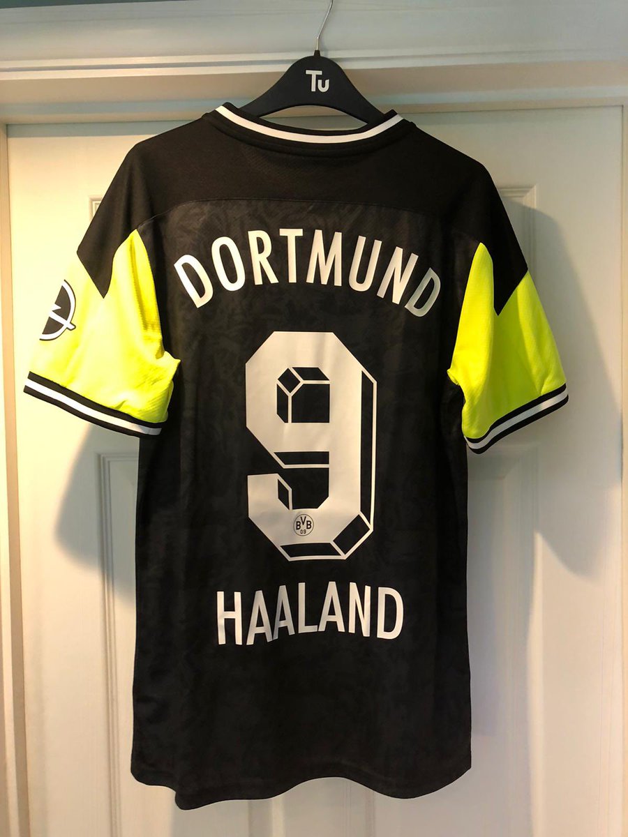 bpacman's tweet photo. @shirt_x Maybe a long shot but for obvious reasons (!), I’m looking to swap this Dortmund Null Neon (Medium) for the equivalent with any other nameset (or none at all). Shirt has been worn once and includes the box. https://t.co/XQTJgkOVjh