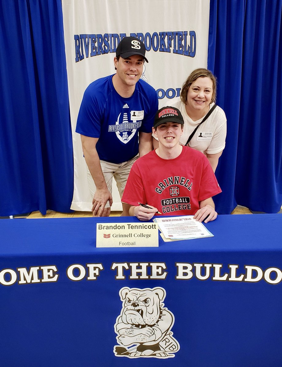 BrandonTenn's tweet photo. Your boy is a Grinnellian!❤️🖤@HFCBarnes @JasonMart3960 @Grinnell_FB @RB_BulldogFball https://t.co/fRKaS0zrTu