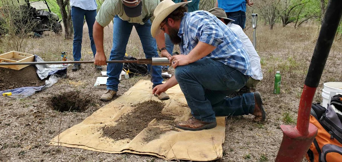 AquiferEdwards's tweet photo. We're excited that soil sampling efforts are again underway as part of our collaboration with @NRCSTexas and @SAParksandRec to better understand the benefits of healthy soils. These April 29 photos show archaeologists at a site visit at Medina River Natural Area https://t.co/xhMlSYtUZq