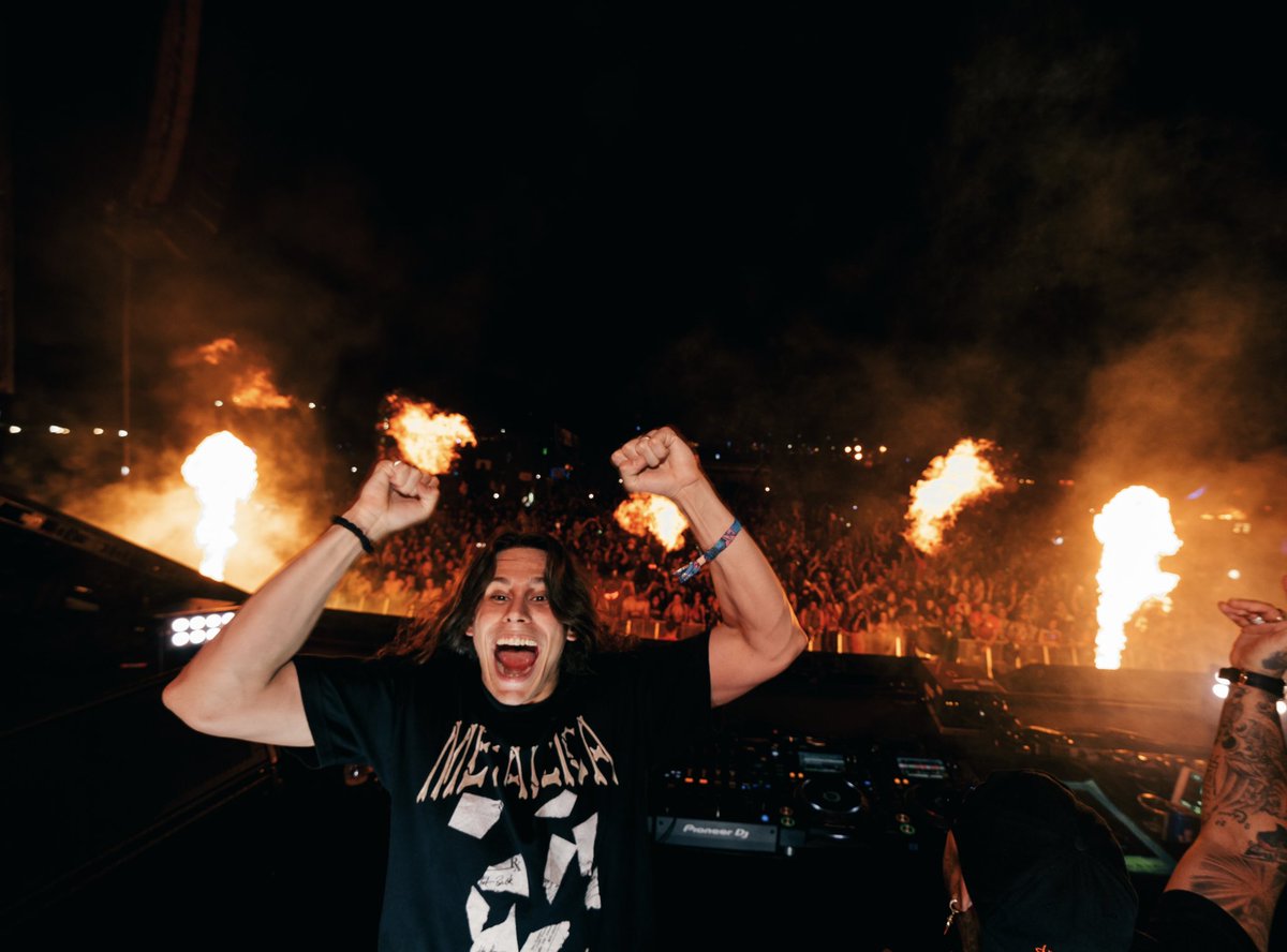 RiotTenMusic's tweet image. BREAKING: Caveman discovers fire