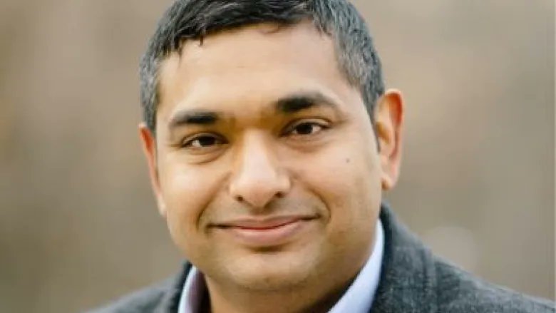 UofTEngineering's tweet photo. Global health expert and #UofTEngineering alumnus @DrFahadRazak has been named the new Scientific Director of @COVIDSciOntario 👏🌎 (via @CBCNews): https://t.co/sR3txCdnxz #E4TW https://t.co/dS9R4XkDC0