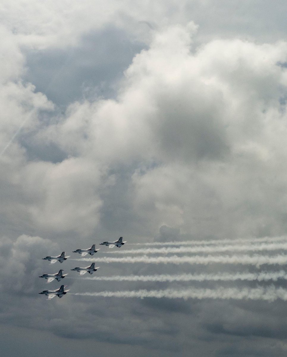 AFThunderbirds's tweet photo. Flyin’ ✨First Class✨

Swipe for a front row seat with America’s Aerial Demonstration Team ✈️

#poweredbyairmen 
#af75 
#vegasflyover https://t.co/p3SbnWcrG7