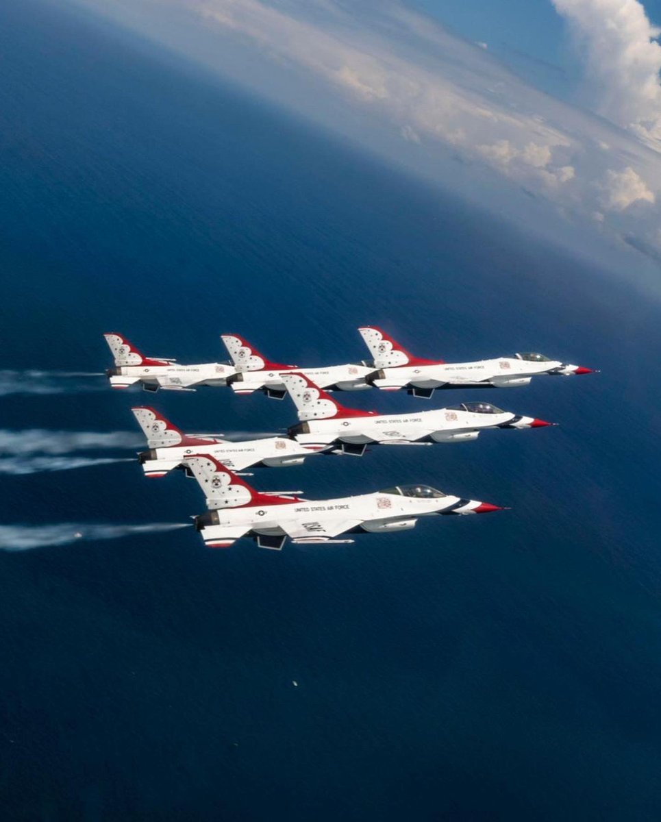 AFThunderbirds's tweet photo. Flyin’ ✨First Class✨

Swipe for a front row seat with America’s Aerial Demonstration Team ✈️

#poweredbyairmen 
#af75 
#vegasflyover https://t.co/p3SbnWcrG7