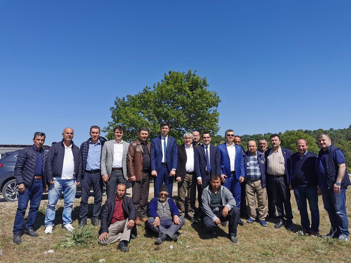 Sayın Kaymakamımız Mevlana Kürkcü, Belediye Başkanımız Sayın Yusuf Cengiz ve İl Tarım Müdürü Sayın Erkan Alkan İle Mallıca Muhtarı Mehmet Taluğ ve Tarımsal Kalkınma Kooperatifinin davetinde Mallıca Mahallesinde bir araya geldiler.