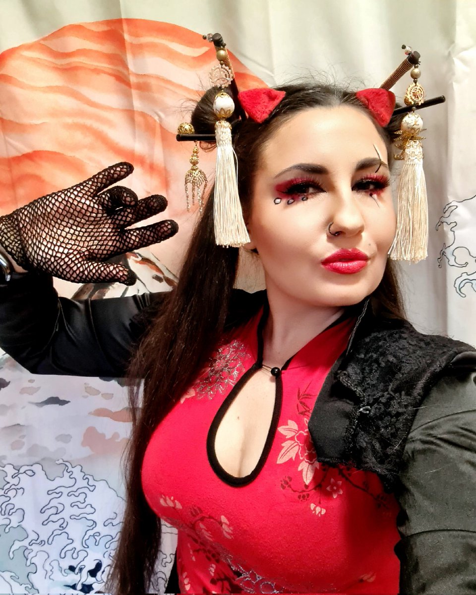 MsBritainKitten's tweet photo. Channeling my inner anime girl Sailor Moon, maybe a bit of Ranma 1/2 for my Twitch stream tonight. 8:30, #MsBritainKitten What's your favourite anime? #animegirl #sailormoon #ranma #japan #Hokusai #twitchaffiliate #twitch #anime #manga https://t.co/ZR6jDrXwBh
