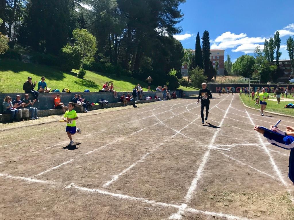 QuadraRuta's tweet photo. Pocas fotos representan mejor lo que significa para nosotros el Memorial MQS que esta imagen de Armando Roca llegando a meta junto a un niño. Presente, pasado y futuro https://t.co/ORt9mr2Ndg
