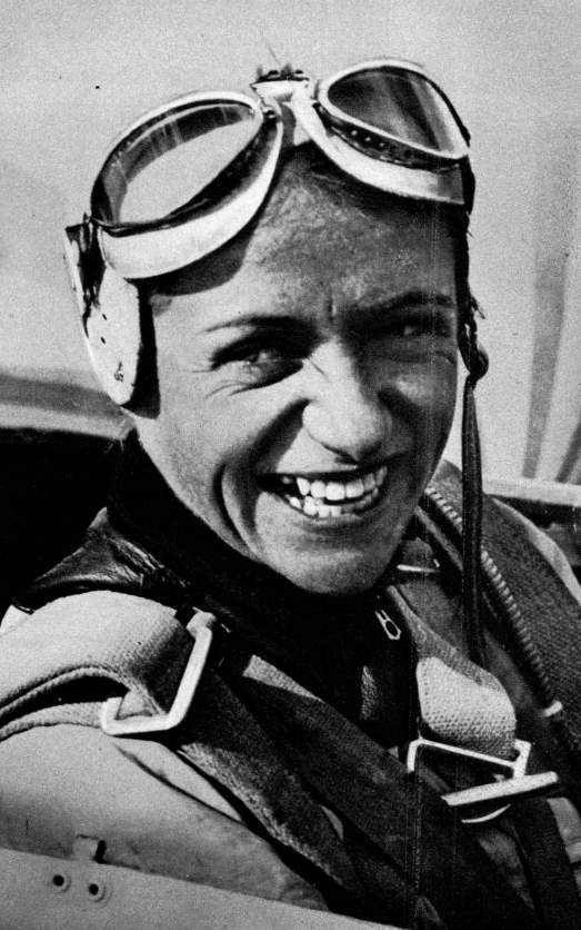 Hanna Reitsch fu imprigionata dagli americani alla fine della guerra. Liberata dopo diciotto mesi continuò a volare. Partecipando a gare internazionali di volo (spesso come unica donna) vinse diversi premi. Con Indira Gandhi nel 1959 fondò in India una scuola d’aviazione.