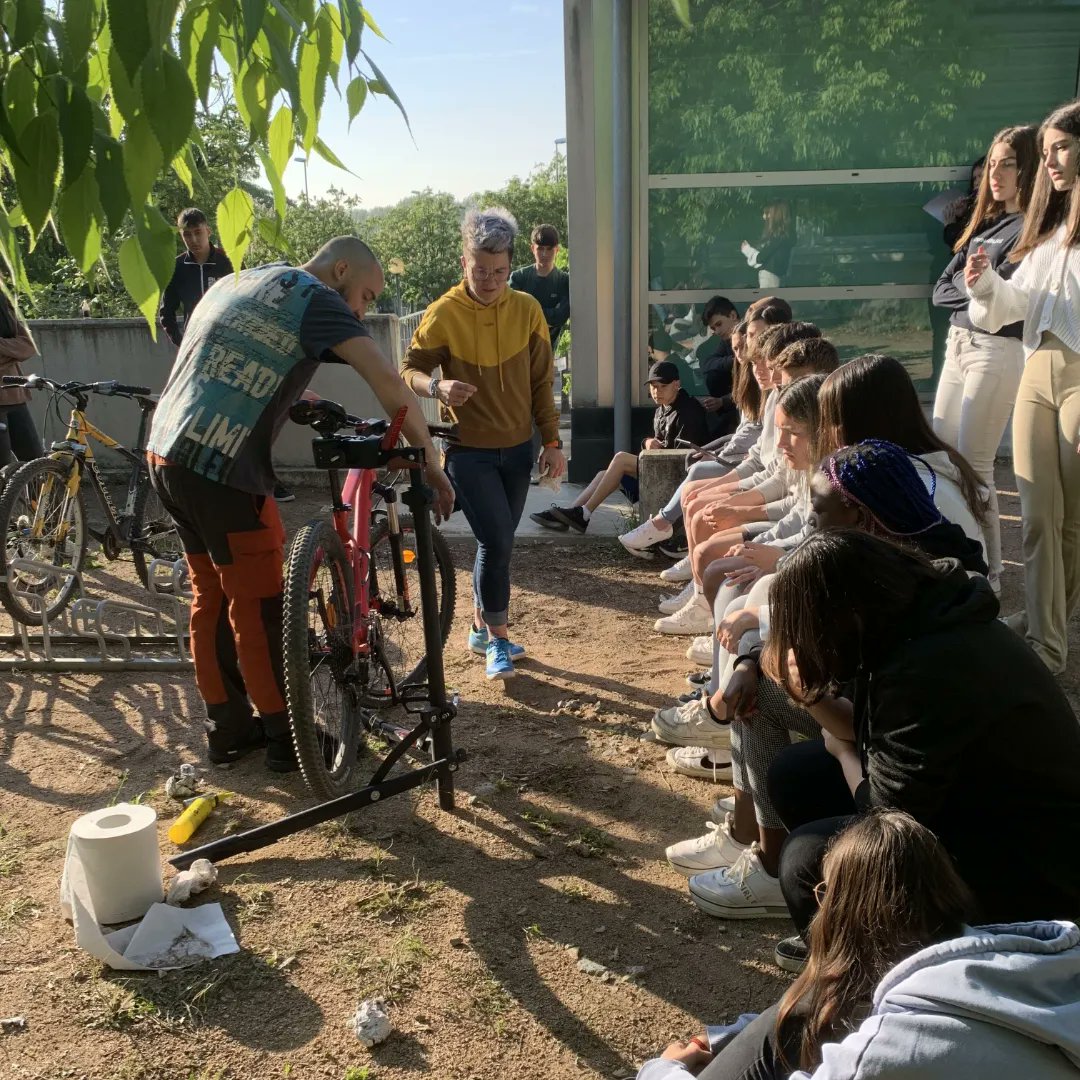 insvoltreganes's tweet photo. Avui l’alumnat de 4t d’ESO del #programaRCS de l’àmbit cienticotecnològic ha gaudit d’un taller bàsic de manteniment de la bicicleta gràcies a dos professors experts del centre. Han après a reparar punxades, frens, canvis, entre d’altres aspectes de la transmissió. https://t.co/lMFhEWYX2Y