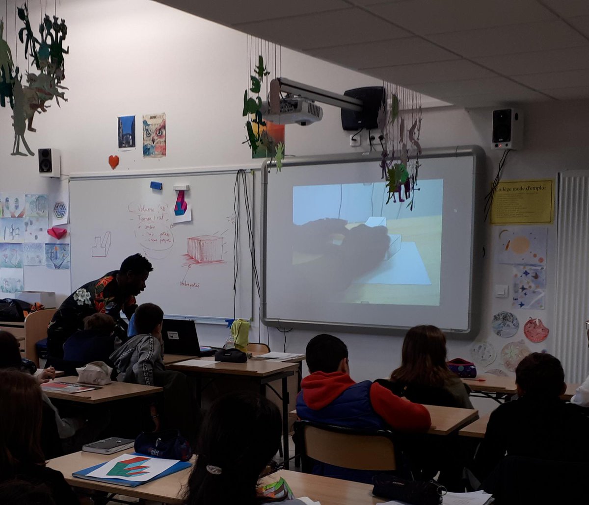 ClgDanielleMitt's tweet photo. Quand petits et grands se prennent au jeu des #anamorphoses d'une classe de 5e #RDG #Illusions ... et rencontre un artiste qui les accompagne @univbordeaux @IremAquitaine @DeRegards https://t.co/6NrTArSdpa