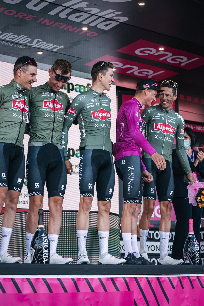 🇮🇹 #Giro

Team spirit on point! 💚