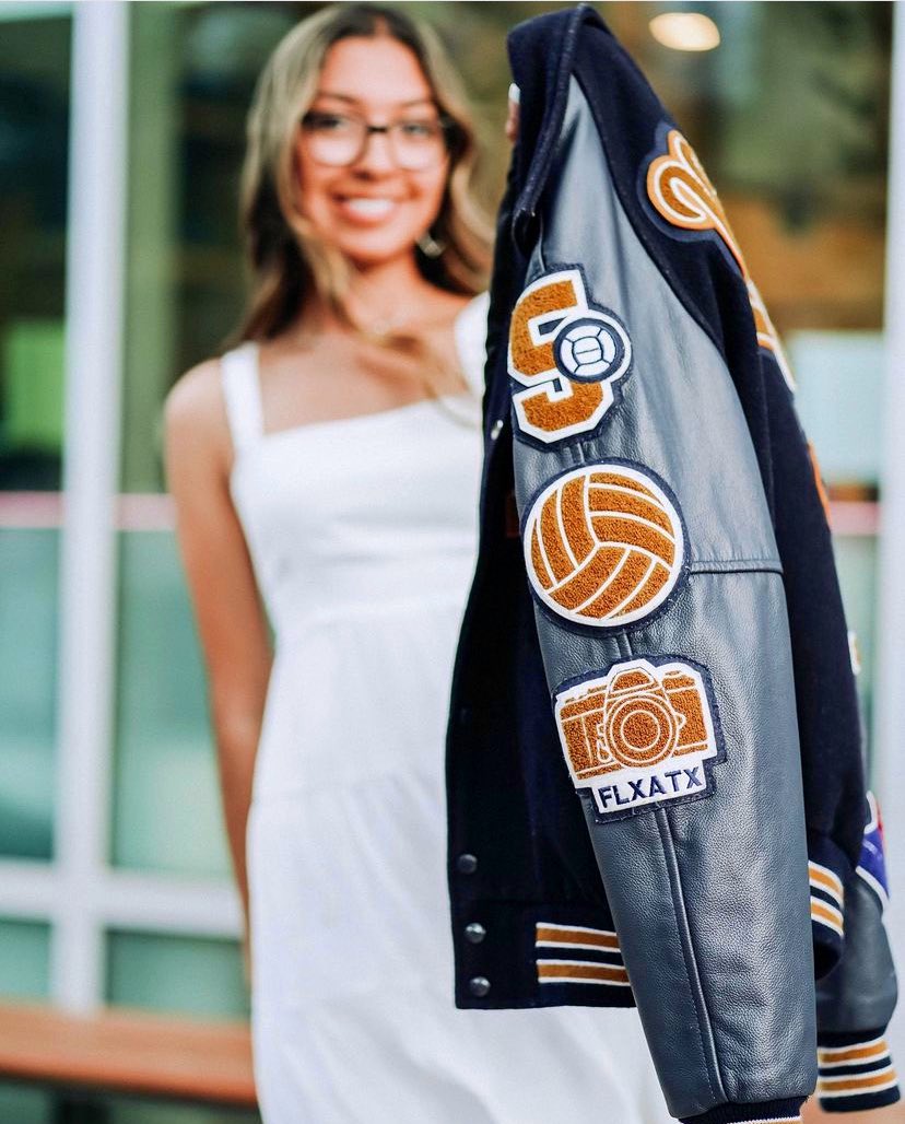 FlxAtx's tweet photo. 📸 dual duty legend #wingsup #iReporterLife #txhsvb @vasquezizabell https://t.co/PRFWN3qun3