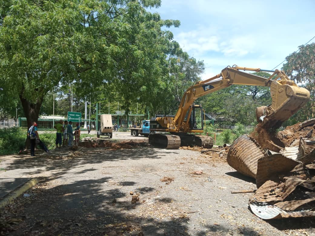 CaroraTv's tweet photo. Comenzaron los trabajos para la reparación de la vialidad frente al parque Ferial, se espera la sustitución de tubería y colocación de asfalto en los próximos días. Dos víctimas dejó el hueco que se encontraba en dicho lugar.
#CaroraTVNoticias https://t.co/m0gYugHKdZ