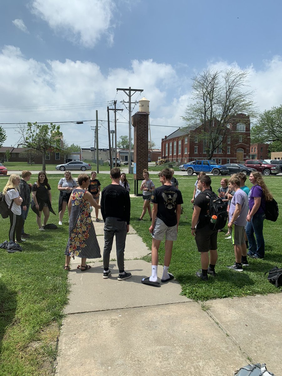 hhs_multimedia's tweet photo. Mrs. Greenfield taking the freshman outside today! https://t.co/EOmicYjDwu
