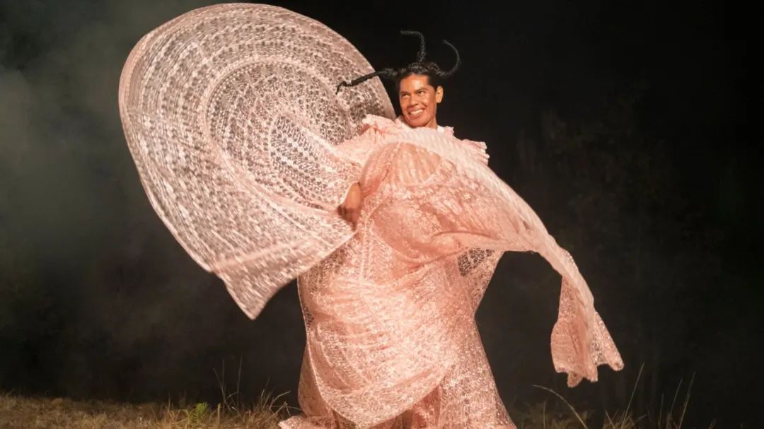 Mexican_Dance's tweet photo. Lukas Avendaño protagoniza junto con Li Saumet el nuevo sencillo de @bombaestereo: "Tierra".
Míralo aquí: https://t.co/p5rOp8Y00V 🌱
#LukasAvendaño #BombaEstereo #MovesMX #MexicanDance https://t.co/KAU8NMtXhM