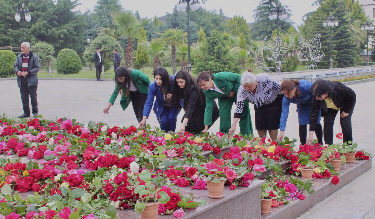 imgula13's tweet photo. Mayın 10-da Masallı rayon Heydər Əliyev Mərkəzinin əməkdaşları Ümummilli lider Heydər Əliyevin anadan olmasının 99-cu ildönümü ilə əlaqədar Ulu öndərin şəhərin Heydər Əliyev Parkı ərazisində yerləşən abidəsini ehtiramla ziyarət edib, abidə önünə qərənfillər düzüblər. https://t.co/ls7IgHflnD