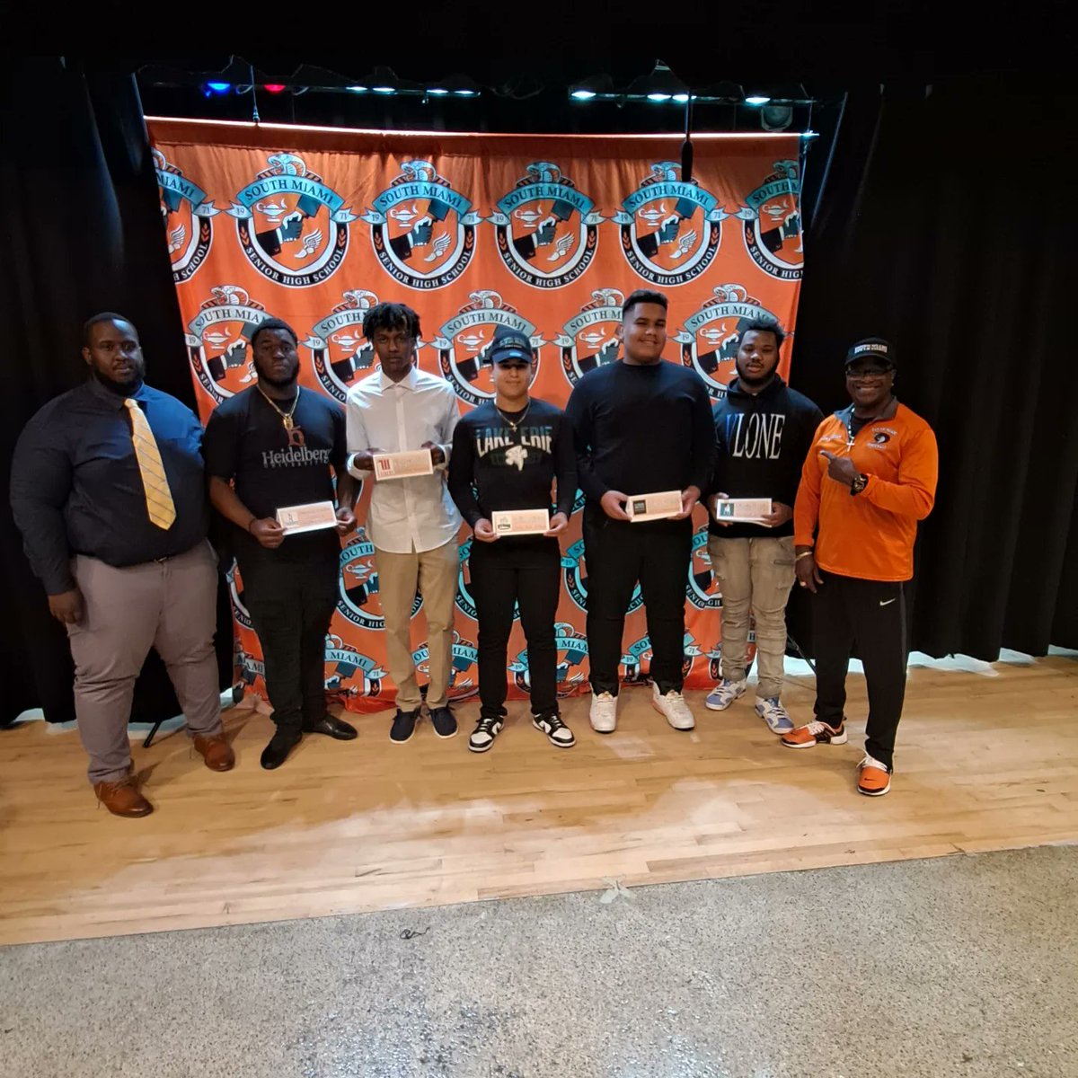 aknight915's tweet photo. Congratulations to South Miami Sr. High School's  🐍🧡
 2021-22 College signees:
@RatedKey  
Wittenberg University
@KemoSessions
 Heidelberg University
@fatpooh100
Heidelberg University
@gmaneskiibaby
 Bethany College 
@jrdgz_5
Lake Erie College
@moises0419
MTI Preparatory https://t.co/nPmzkCFiba