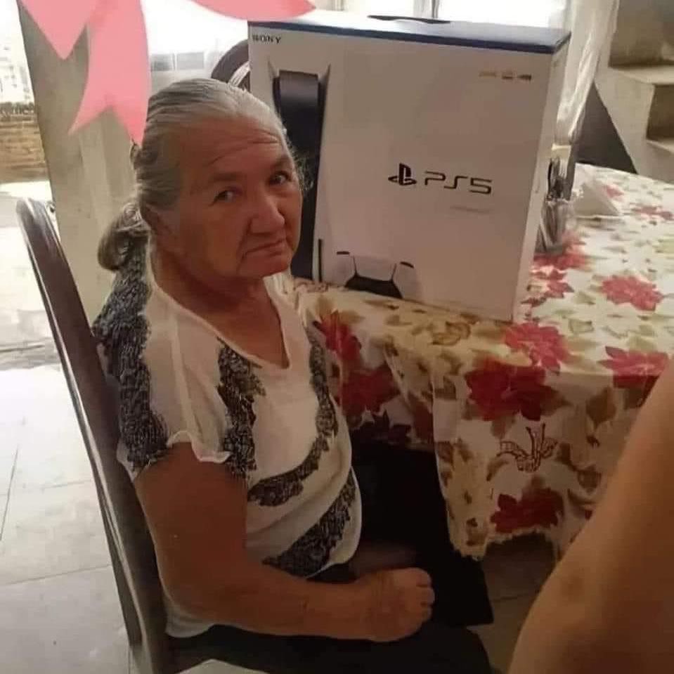 ChrisGuevaraG's tweet photo. No le gustó el regalo del Día de las Madres 😞 https://t.co/J3DTcazBta