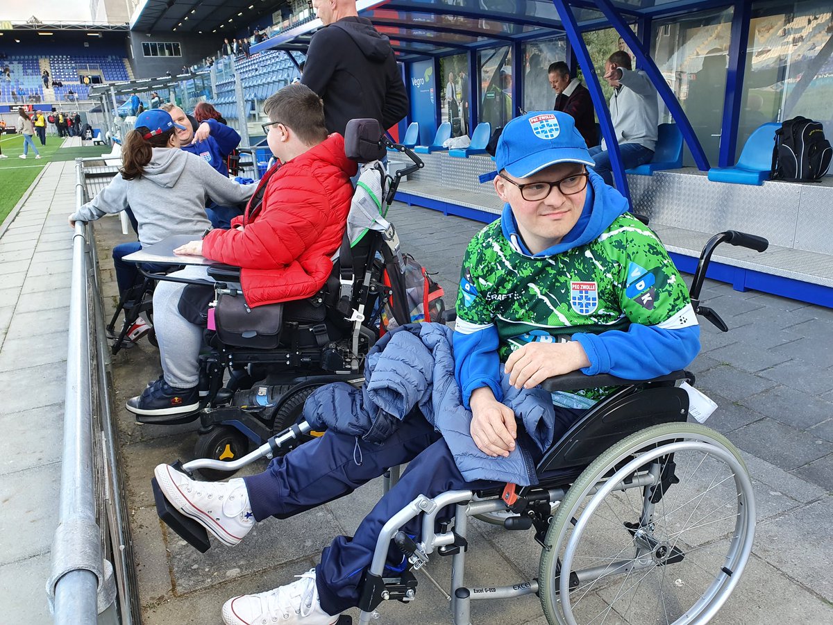 hansbeusen's tweet photo. @mwillemsnr7 @PECZwolle onze zoon kan vanwege een gebroken knieschijf geen gebruik maken van zijn seizoenskaart voor de Oosttribune. Tegen Utrecht had hij een mooie rolstoelplaats. Is er nog een plek voor komende zondag? #moettochlukken? https://t.co/bn73WtXuf1