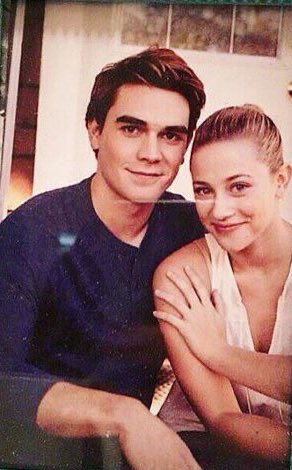 MackenzieLBurns's tweet photo. The fact that these photos are now framed in Archie’s house. When Archie never had couple photos framed of him and Veronica. The only one I remember is just a solo shot of her. #barchie #barchiegang #Riverdale https://t.co/ECyuvoChAc