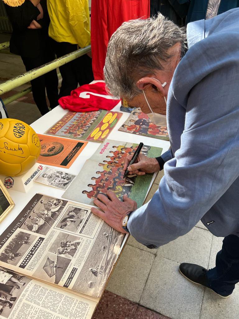 sifup's tweet photo. Orgullosos de haber colaborado en el primer homenaje a los héroes de 1962, a 60 años del glorioso mundial en casa. Felicitaciones por la iniciativa al liceo Brígida Walker #ñuñoa #mundial https://t.co/kA9ehyWcM3