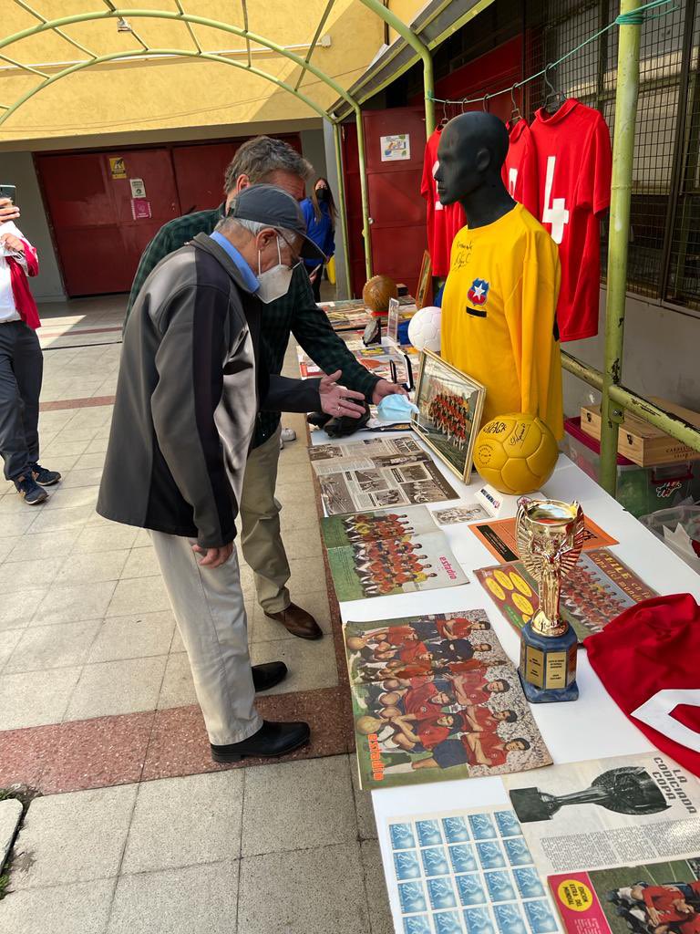 sifup's tweet photo. Orgullosos de haber colaborado en el primer homenaje a los héroes de 1962, a 60 años del glorioso mundial en casa. Felicitaciones por la iniciativa al liceo Brígida Walker #ñuñoa #mundial https://t.co/kA9ehyWcM3