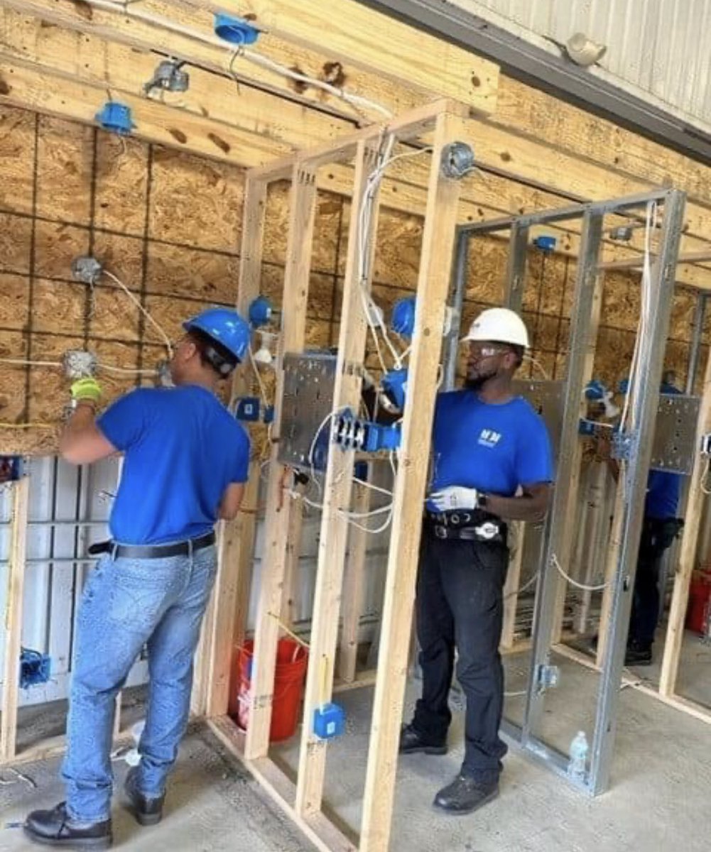 HBIBuildCareers's tweet photo. Are you a Houston resident looking to build your career? HBI’s Houston program has openings for the electrical class starting on 5/16. Our training programs are tuition-free + equip students w/ the in-demand skills they need to work in construction —> https://t.co/XZVR7K3ceN https://t.co/1nMD6R9q8R